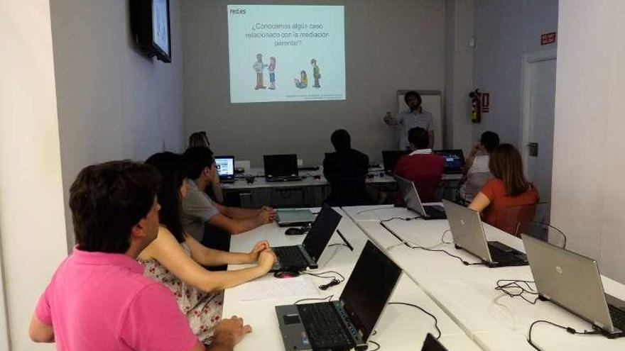 Padres de alumnos durante una fase de los cursos en Zamora.