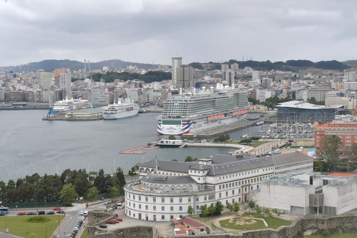 Los cuatro cruceros vistos desde distintos puntos de A Coruña