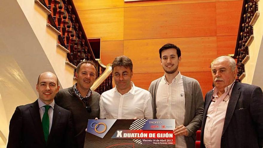 Asistentes a la presentación del Duatlón de Gijón.