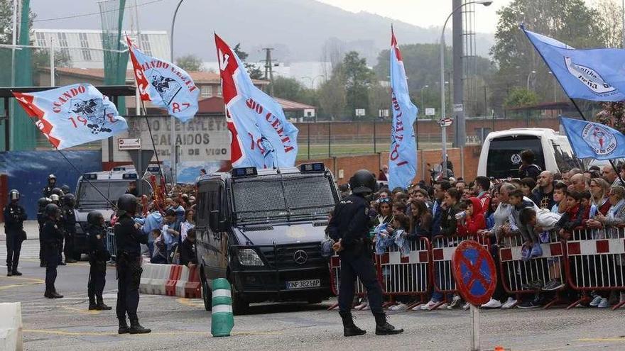 Varios agentes de policía vigilan durante los prolegómenos del partido ante el Genk. // Ricardo Grobas