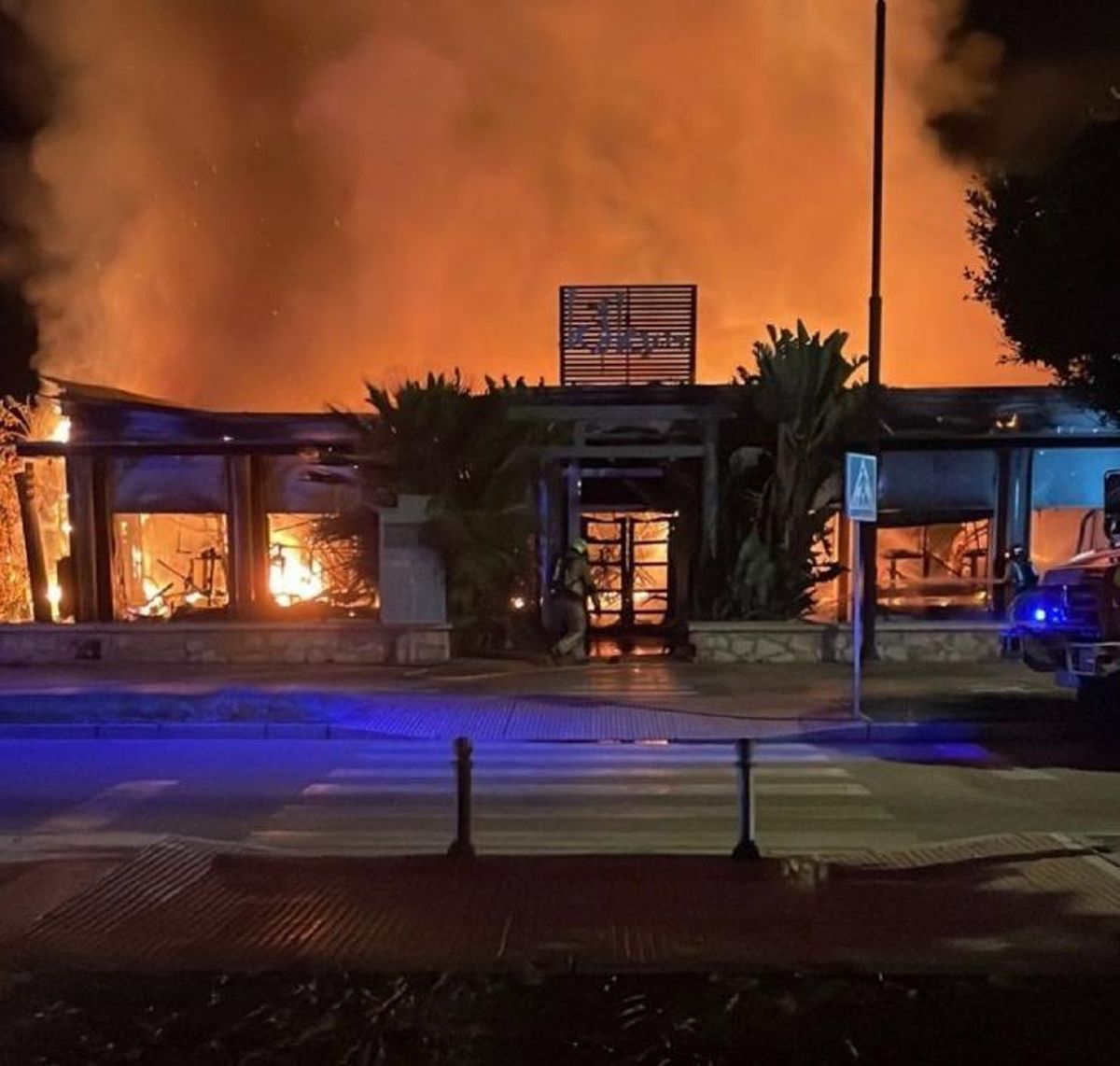 Las llamas del incendio podían verse desde distintos puntos de Torremolinos.