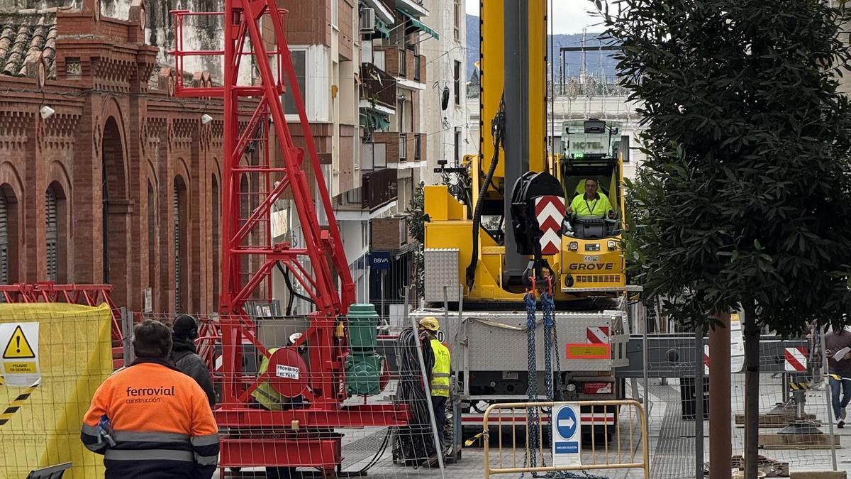 Utilizan un camión grúa para montar la grúa del Mercado de Calatrava.