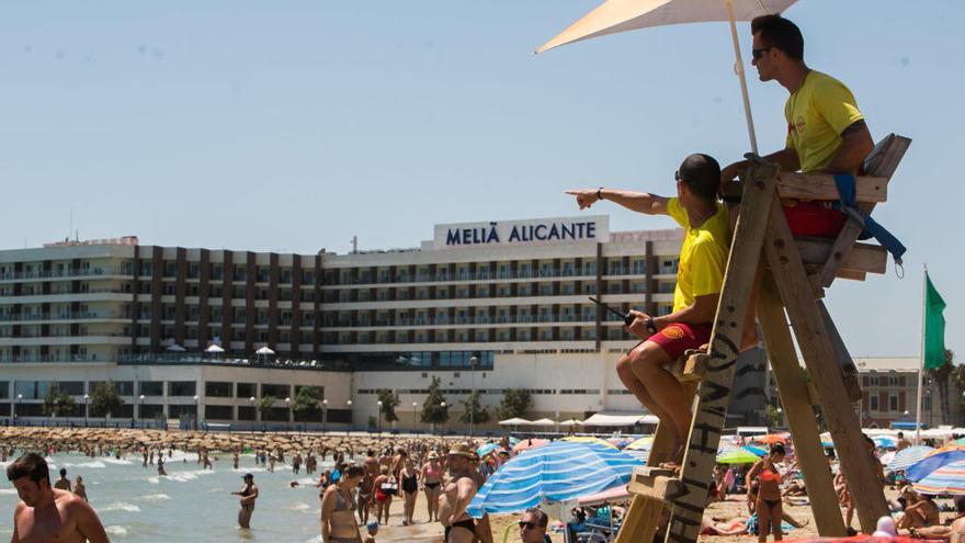 Socorristas el pasado verano en las playas de Alicante