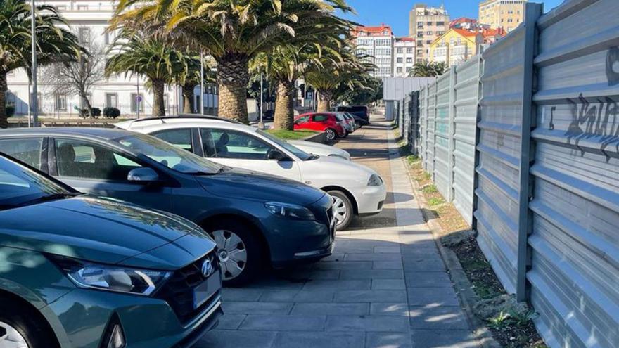 Vecinos de A Maestranza protestan por el reducido espacio para peatones que dejan los coches aparcados