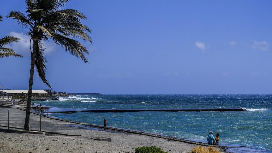 El viento pone en alerta naranja a Canarias