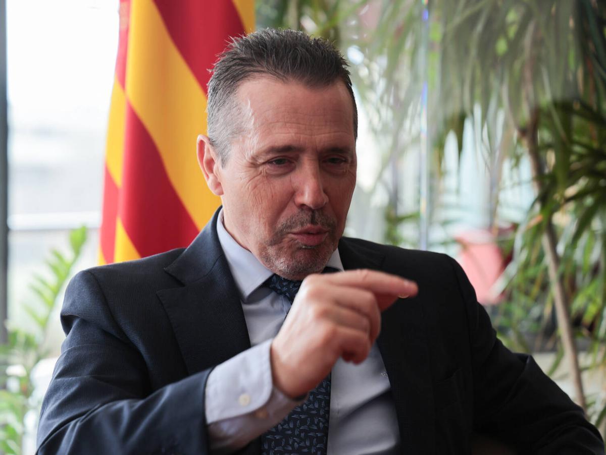 El rector de la Politècnica durante un momento de la entrevista.