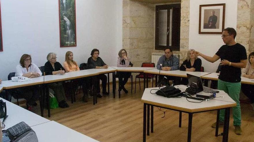 Comienza el taller de bordado de La Saleta