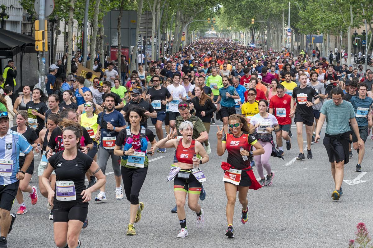 Los participantes recorren la Gran Vía a la altura de Rambla de Catalunya durante la 44 edición de la Cursa de El Corte Inglés