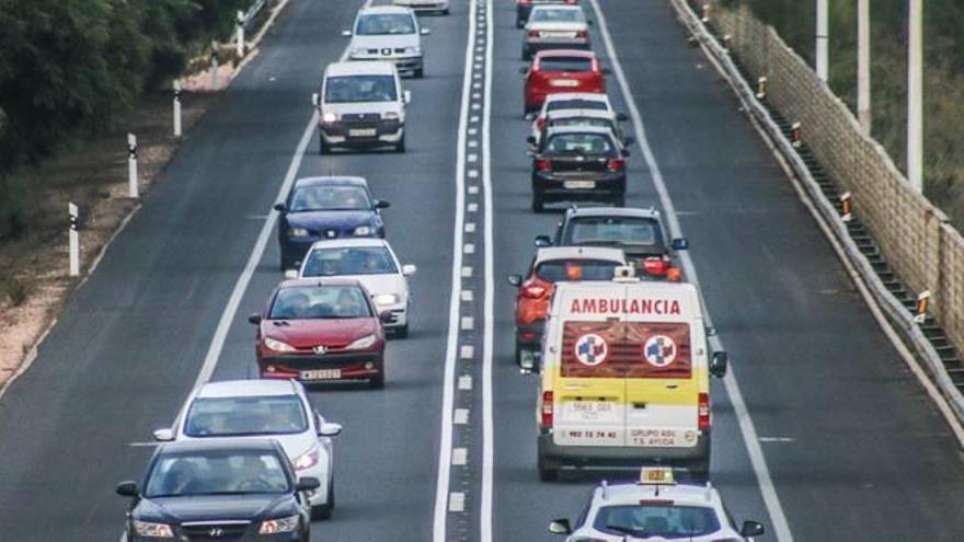 Retención de tráfico habitual en el tramo de la variante de la N-332 a la altura del cementerio y la depuradora de Torrevieja, que es un punto de concentración de accidentes.