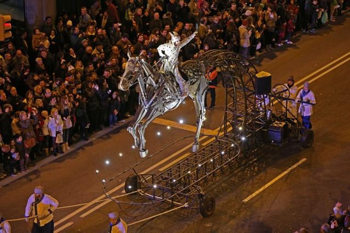 Una de les carrosses que s’han pogut veure durant la cavalcada dels Reis Mags a Barcelona.