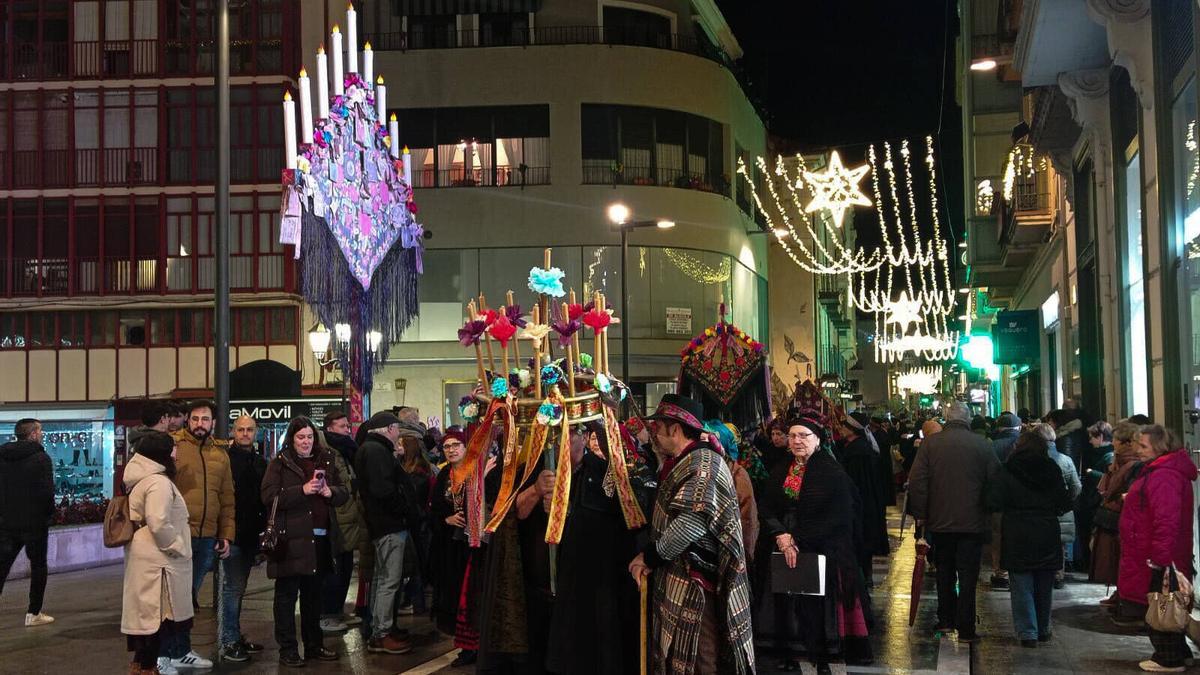 El desfile de ramos de Navidad anima las calles de Zamora en una lluviosa noche de sábado