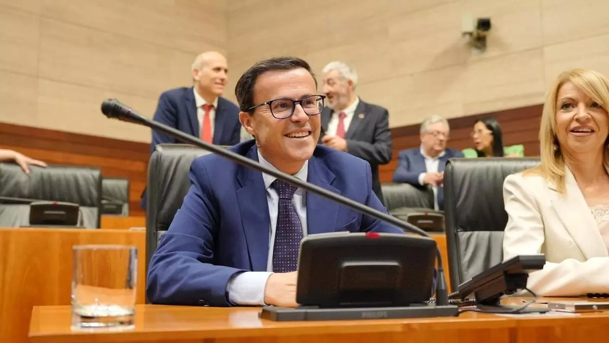 Los partidos claman contra Gallardo: Vox presenta una querella y el PP descarta elecciones