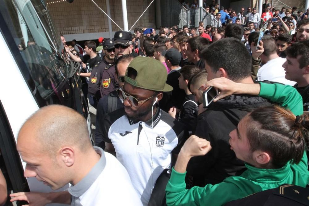 Salida de los jugadores y las peñas del FC Cartagena hacia Murcia para el derbi