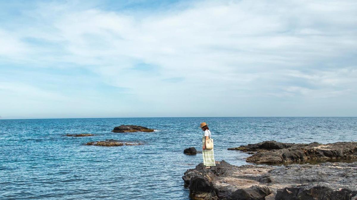 La cala de difícil acceso por la que merece la pena dejarse la nevera y la tumbona en casa: para muchos es "la más bonita de Alicante"