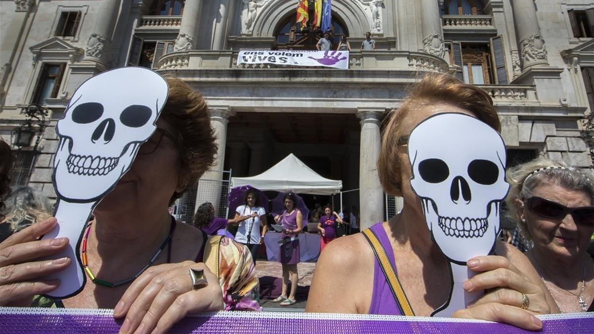 Protesta contra loa asesinatos machistas frente al Ayuntamiento de València.