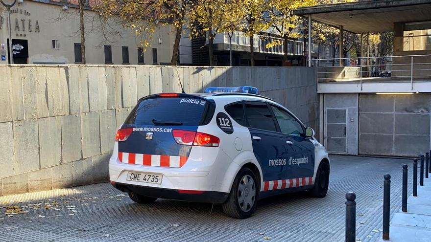 Els Mossos d&#039;Esquadra traslladant un dels detinguts als Jutjats de Girona