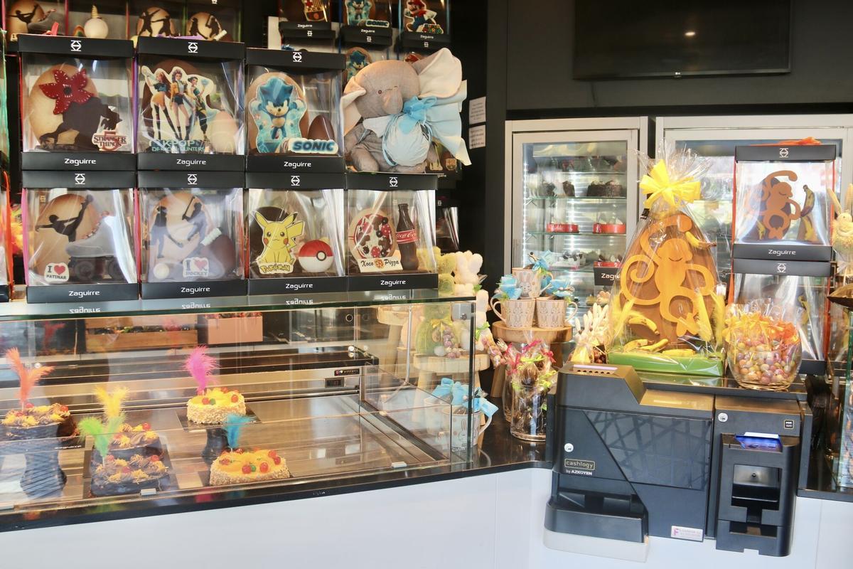 Aparador de la pastisseria Zaguirre de Terrassa amb diverses mones de Pasqua exposades