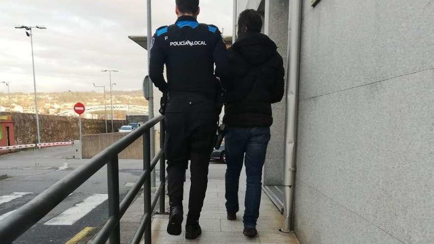 Imagen de la detención de uno de los supuestos maltratadores. // Faro