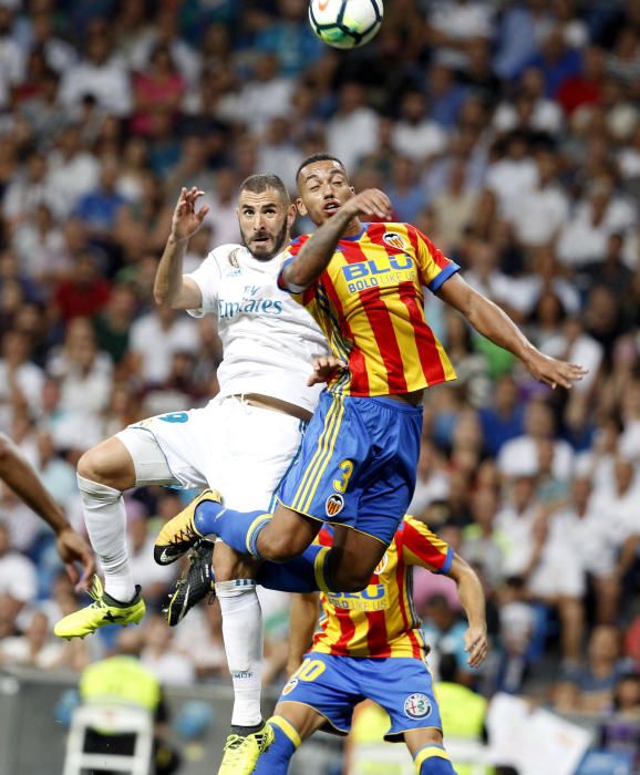 Instantes del partido disputado ayer entre el Valencia CF y el Real Madrid.