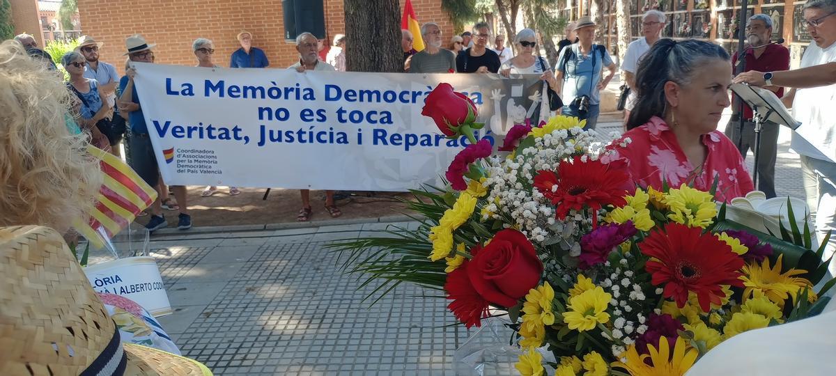 Pancarta en defensa de la memoria democrática.