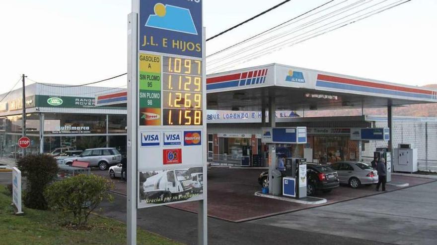 Panel con los precios del combustible en una gasolinera.