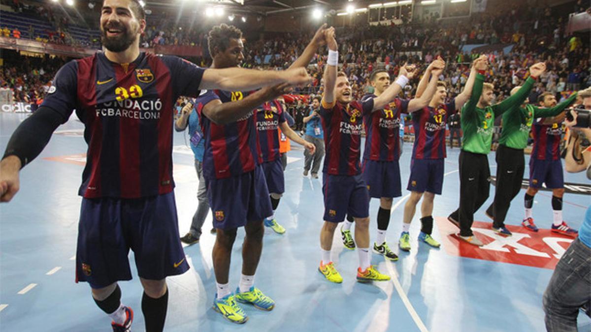 Los jugadores del Barça celebran con los aficionados del Palau Blaugrana el triunfo ante el PPD Zagreb