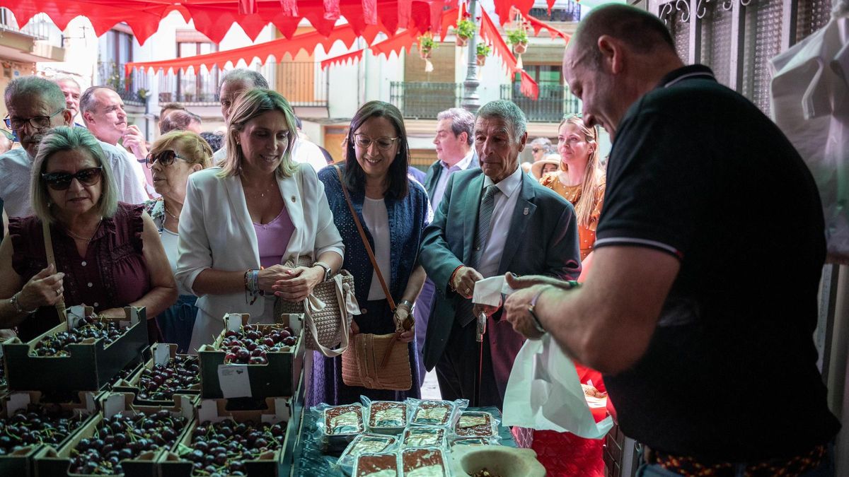 La presidenta de la Diputación en uno de los puestos de la feria.