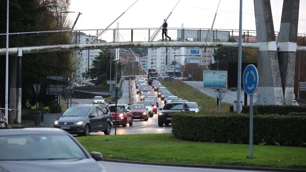 Retenciones en la rotonda de Matogrande por las obras en Alfonso Molina