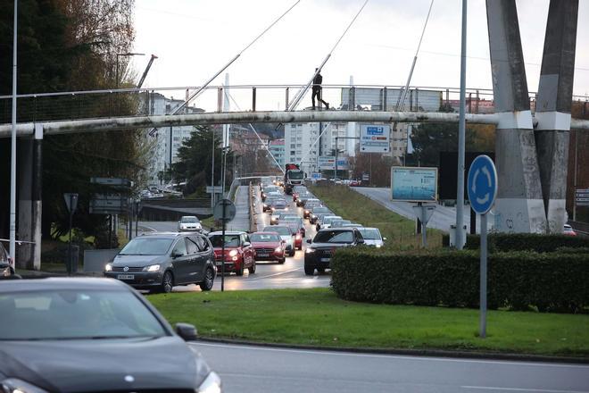 Retenciones en la rotonda de Matogrande por las obras en Alfonso Molina