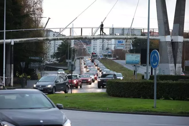 Retenciones en la rotonda de Matogrande por las obras en Alfonso Molina