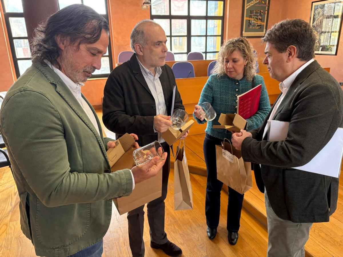 Por la izquierda, Virgili, Ferreira y Fernández, reciben un obsequio del Alcalde, José Ramón MArtín aRdines, a la derecha