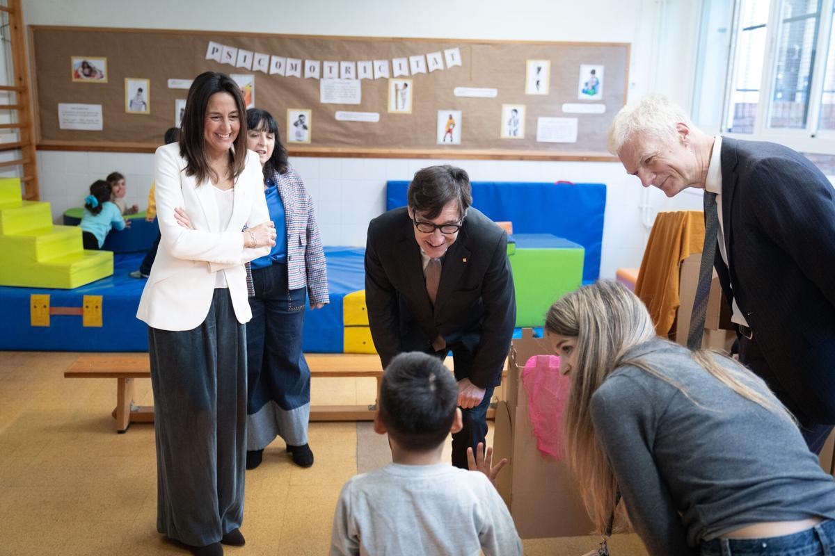El president de la Generalitat, Salvador Illa, y la consellera de Educació, Esther Niubó, en una escuela