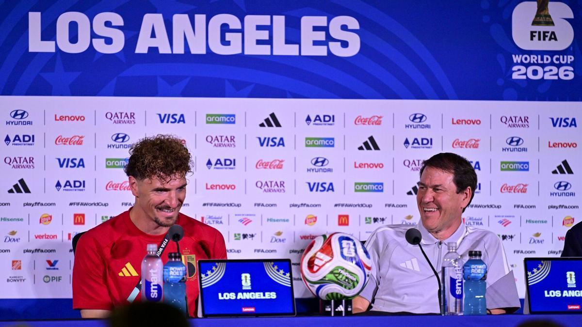 Meunier, junto con el seleccionador Rudi García, en una de las conferencias de prensa en Los Angeles