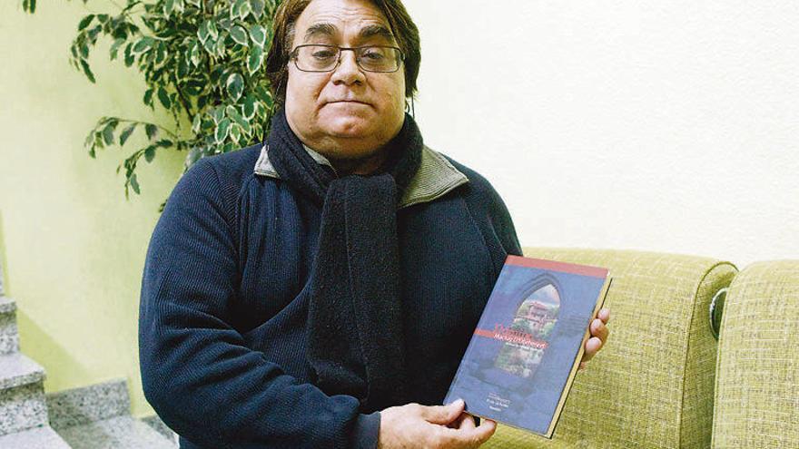Marcelino García con su último libro.