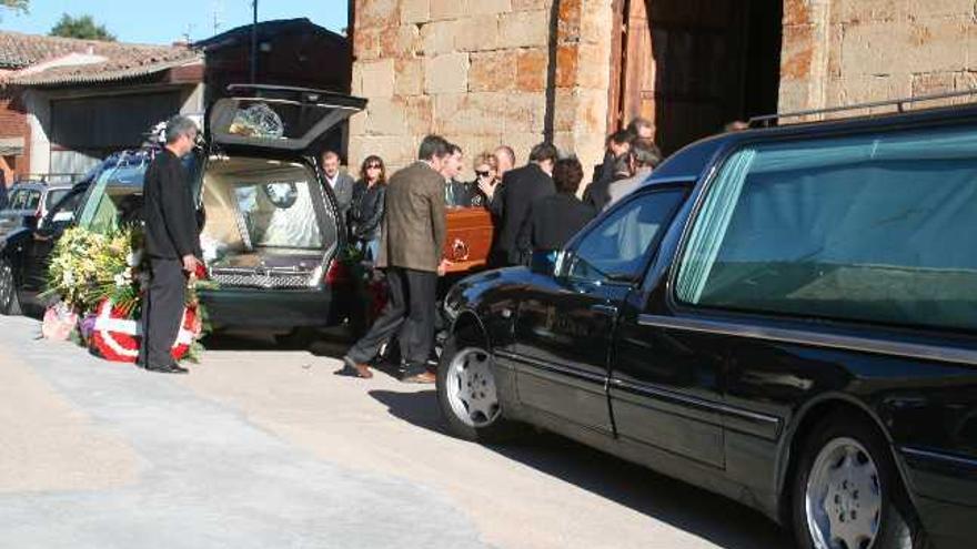 El féretro con los restos del joven a su llegada al funeral celebrado en su localidad natal