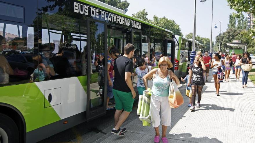 Viajeros llegando a Samil en un autobús de Vitrasa. // Marta G. Brea