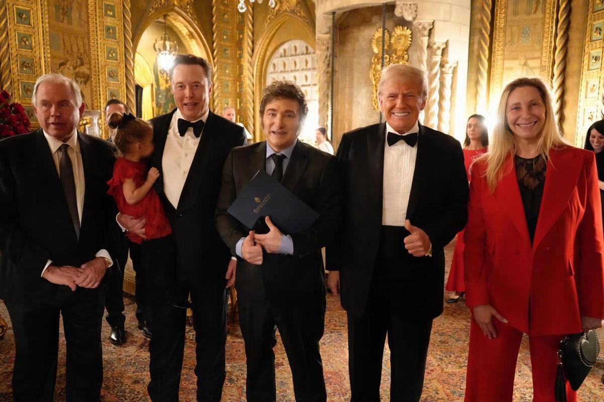 El presidente argentino, Javier Milei, posa junto a Donald Trump, su hermana, Karina Milei, el multimillonario Elon Musk y el ministro de Exteriores argentino, Gerardo Werthein, el pasado noviembre en Mar-a-Lago.