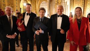 El presidente argentino, Javier Milei, posa junto a Donald Trump, su hermana, Karina Milei, el multimillonario Elon Musk y el ministro de Exteriores argentino, Gerardo Werthein, el pasado noviembre en Mar-a-Lago.