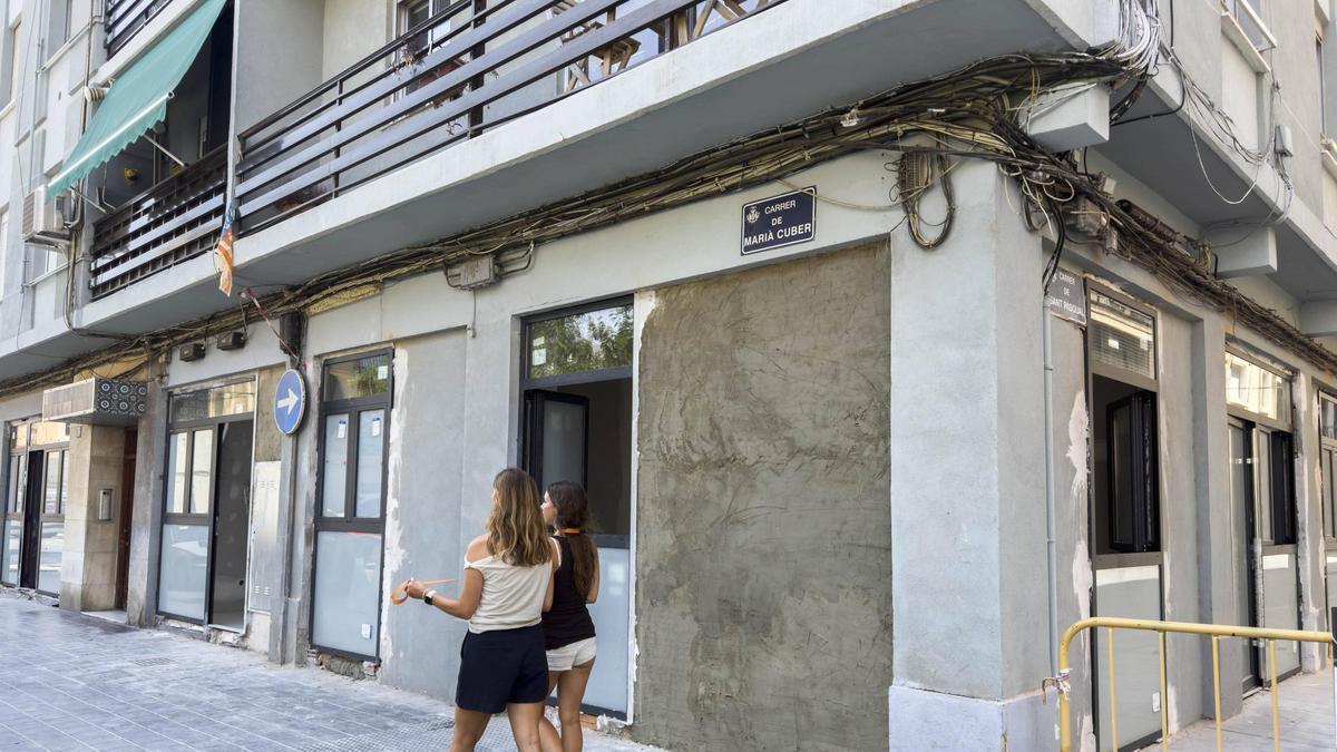 Bajos que han sido habilitados como vivienda en la calle de Mariano Cuber del Cabanyal con precios de 5.000 euros el metro cuadrado.