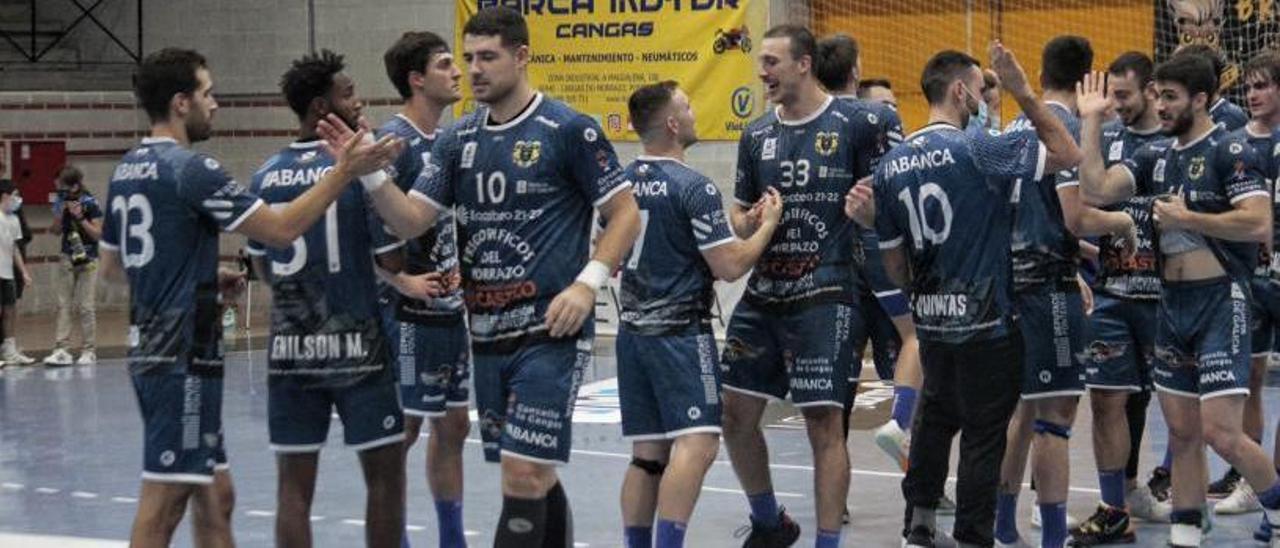 La plantilla del Frigoríficos del Morrazo celebra su triunfo ante el Granollers en la pista. |  // SANTOS ÁLVAREZ