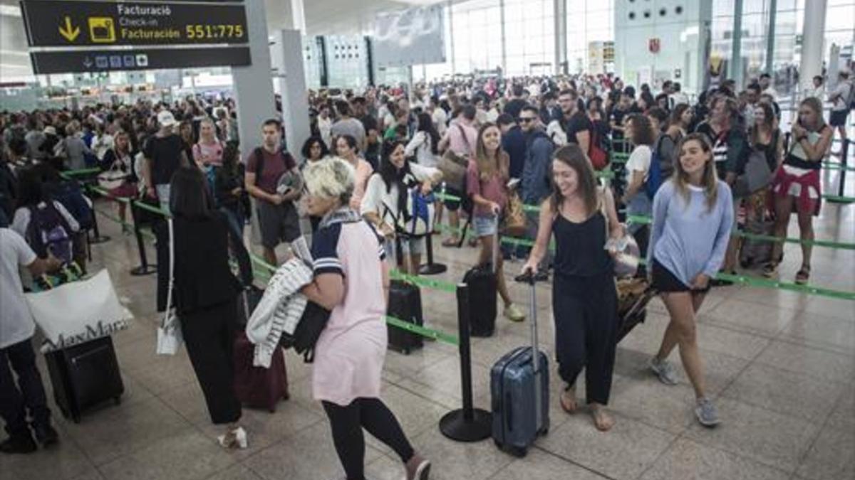 Colas en el aeropuerto de Barcelona-El Prat, el lunes.