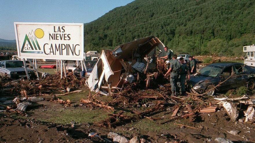 La riada arrastró todos los vehículos a su paso y arrasó el cámping de un extremo a otro.