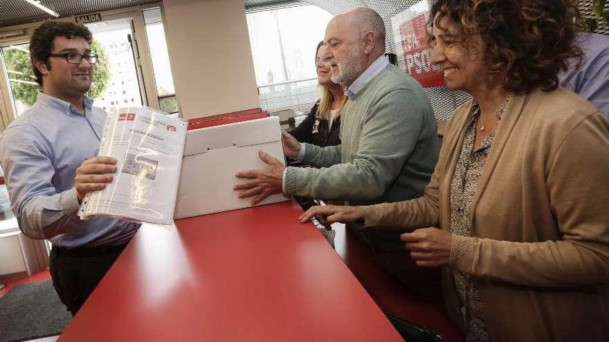 Óscar Pérez entrega los avales al presidente de la comisión de garantías electorales de la FSA, José Luis Villaverde.