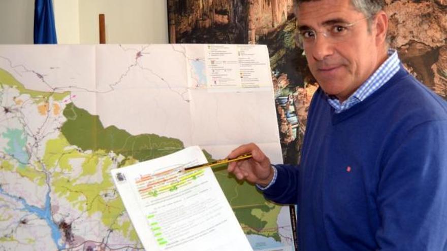 El alcalde nerjeño, José Alberto Armijo (PP), junto a uno de los planos de la zona afectada.