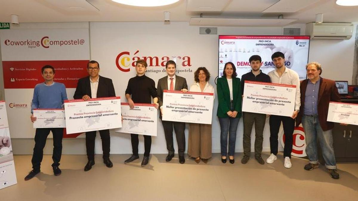 Foto de familia de los premiados en el programa Provincia Emprendedora