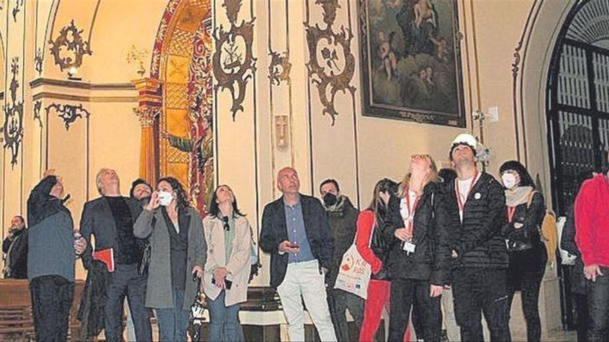 Los visitantes miraron las &#039;cicratices&#039; que dejó el terremoto en la cúpula de la capilla del Rosario. / PILAR WALS