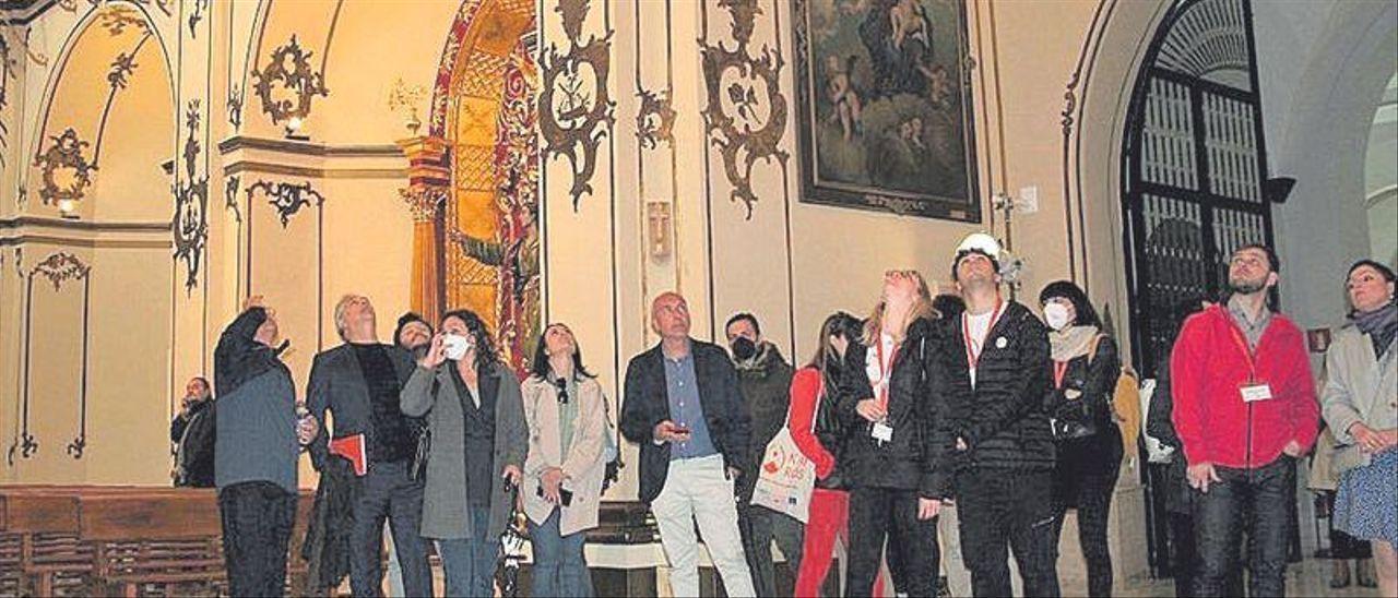 Los visitantes miraron las &#039;cicratices&#039; que dejó el terremoto en la cúpula de la capilla del Rosario. / PILAR WALS