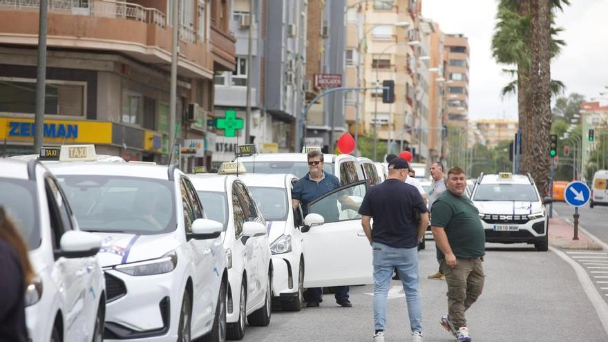 La huelga de taxis colapsa el centro de Alicante