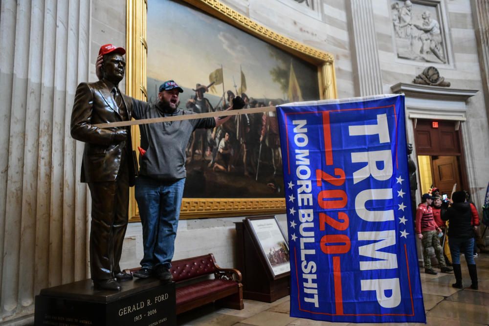 Una torba de seguidors de Trump assalta el Capitol