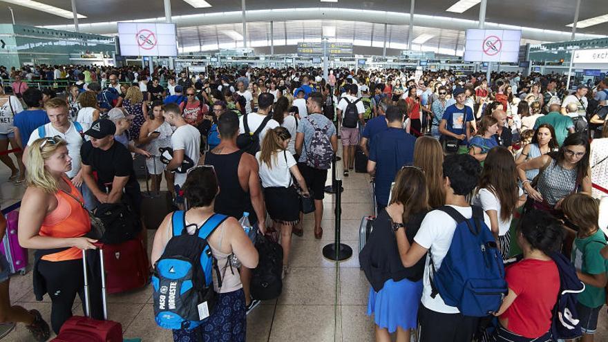 Colas en los accesos de seguridad.